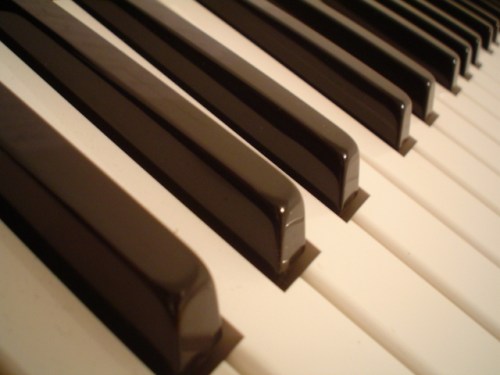 piano-keys-1514137-640x480